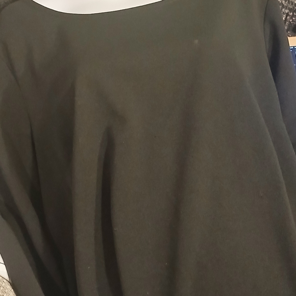 Elegant Black Dress with Pearl Accents - Picture 4 of 4